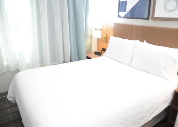 Hotel Staybridge Airport By Ihg